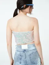 Top corto con lentejuelas iridiscentes y tirantes finos.