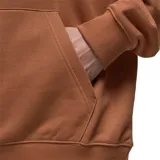 Canguro marrón con capucha, bolsillo tipo canguro y logo de New Balance bordado en blanco en el pecho.