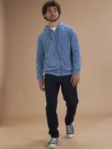 Campera con capucha de toalla color gris claro, con cierre completo y bolsillos frontales.