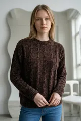 Sweater de punto con textura de chenille, diseño de ochos verticales, cuello redondo y terminaciones en rib acanalado en puños y ruedo.