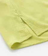 Blusa color verde lima, plus size, con escote cuadrado, elástico en los hombros y manga 3/4 campana. Prenda hecha en viscosa más sostenible y de superficie texturizada sin estampa.