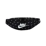 Riñonera Nike Heritage negra con logo y mini swooshes blancos estampados. Cuenta con un compartimento principal con cierre y un bolsillo interno con cierre. Fabricada con al menos un 65% de fibras de poliéster reciclado.