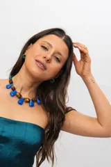 Collar corto de cuentas de ojo de tigre facetadas intercaladas con abalorios en forma de lágrima de resina azul y detalles de cristal verde.