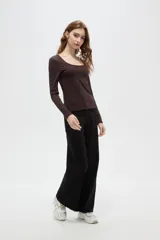 Top de manga larga color blanco, con cuello redondo amplio y ajuste al cuerpo.