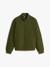 Campera tipo Harrington de Tommy Hilfiger en color verde militar, con cuello alto, cierre frontal de cremallera y bolsillos laterales. Cuenta con elásticos en puños y dobladillo, y el logo bordado en el pecho.