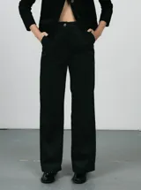 Pantalón de pana color marrón, de corte recto y tiro alto.