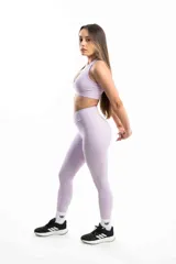 Calza deportiva color lila, tiro alto y calce ajustado.