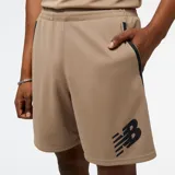 Short deportivo color tostado de New Balance, modelo Tenacity Training, con logo estampado en negro en la pierna izquierda. Confeccionado en tejido doble de poliéster con tecnología NB DRY.