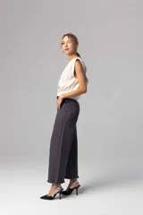 Pantalón denim azul oscuro de corte ancho con terminación desflecada.