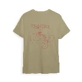 Remera color arena con estampa en la espalda que incluye dos tazas de café y la frase 'Buen día (solo si hay café)'.