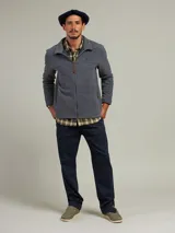 Pantalón de vestir color beige con pinzas, bolsillos laterales y traseros. El ruedo tiene un pequeño corte lateral.