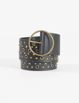 Cinturón ancho negro de cuero vegano, con hebilla circular dorada y tachas doradas distribuidas en toda la superficie.