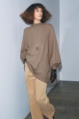 Jersey de punto oversize con cuello subido y mangas largas con diseño holgado.