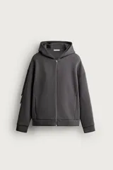 Sudadera con capucha y cierre frontal de cremallera, confeccionada en tejido doble compacto de mezcla de algodón. Presenta un corte relajado, mangas largas con puños acanalados, bolsillos laterales de vivo y bajo con acabado en rib.