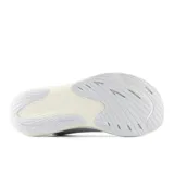 Championes de running New Balance FuelCell Rebel v3, color gris con detalles en amarillo y rosa.