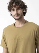 Remera Merrell de manga corta color tostado con cuello redondo y estampa frontal minimalista inspirada en la montaña.