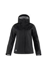 Campera impermeable negra con capucha, hecha de poliéster reciclado con revestimiento de PU. Tiene cremalleras transpirables debajo de los brazos y tiras reflectantes en el ala de la capucha.