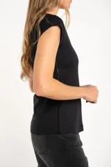 Remera blanca de algodón peinado, manga corta y escote en V con terminación de encaje calado.