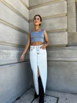 Top corto color lila con escote cuadrado y breteles anchos.