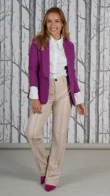 Blazer magenta de corte clásico con solapas y mangas largas.