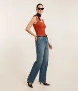 Blusa básica sin mangas marca Cortelle, confeccionada en poliamida con elastano. Presenta un diseño ajustado al cuerpo con escote cuadrado tanto en el frente como en la espalda y breteles medianos.