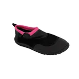 Zapatillas de agua marca Arena en color gris oscuro con ribete fucsia. Poseen un diseño slip-on con parte superior de malla transpirable para un secado rápido y suela de goma antideslizante ideal para superficies mojadas.