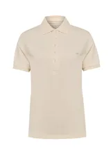 Remera polo de piqué color beige, de manga corta, con cuello camisero, cierre frontal con botones y pequeño parche bordado del logo en el pecho.