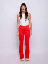 Pantalón negro de tela elastizada con corte central en las piernas, cierre y botón de plástico.