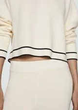 Pantalon palazzo de tejido de punto fino color beige, con cintura elástica y bandas laterales en contraste color negro.