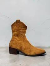 Bota estilo texana de gamuza color marrón, con taco cuadrado de madera y costuras decorativas en la caña.