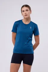 Remera deportiva azul con tecnología dryfit y logo estampado en el pecho.