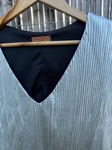 Vestido corto plateado con escote en V y mangas cortas.