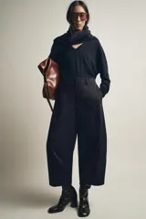 Jersey de punto confeccionado en 100% lana, con escote en pico y manga larga. Presenta acabados en rib en puños y bajo.