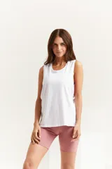 Catsuit corto deportivo color rosa, de alta compresión, con breteles regulables y etiqueta ZN en la espalda.