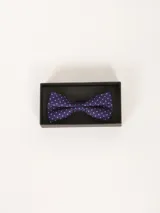 Moño de vestir azul marino con lunares blancos.