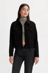 Campera de jean negra, modelo Trucker de Levi's, con cuello clásico, cierre frontal con botones metálicos, bolsillos con solapa abotonada en el pecho, bolsillos laterales y trabillas ajustables en la cintura.