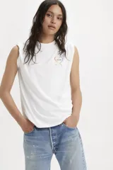 Remera blanca de algodón con cuello redondo y estampado de corazón con los colores del arcoíris en el pecho.