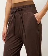 Pantalón jogger deportivo Get Over de color marrón, con cintura elástica ajustable con cordón, bolsillos laterales y puños elásticos en los tobillos.