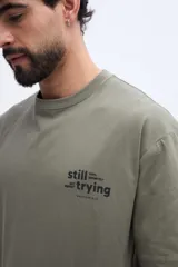 Remera oversize gris melange de manga corta con estampa en la espalda de la marca Brooksfield.