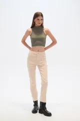 Pantalon jean de corte recto y tiro alto, color blanco, con ruedo deshilachado.