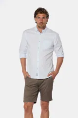 Bermuda clásica de color beige, confeccionada en una mezcla de algodón y spandex para mayor flexibilidad y comodidad.