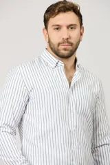 Camisa de manga larga con estampado de rayas verticales, cuello abotonado y cierre frontal con botones.