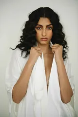 Bata color crema confeccionada en seda, con lazo de ajuste en la cintura.