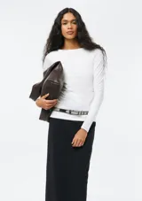 Blusa de manga larga color beige con cuello redondo y diseño ajustado al cuerpo, confeccionada en tejido elástico.