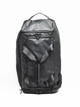Bolso de viaje color gris oscuro, con múltiples compartimentos exteriores con cierre y elástico. Se puede usar como bolso de mano, mochila o al hombro con tira ajustable. Las tiras tipo mochila son guardables.