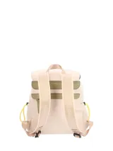 Mochila Hush Puppies color crema, confeccionada en poliéster reciclado acolchado. Cuenta con un compartimento principal con solapa y cierre de cordón, doble bolsillo frontal con cierre, bolsillos laterales con cordón ajustable y correas regulables.