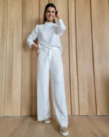 Pantalón blanco de corte recto y tiro alto.