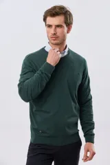 Buzo tejido de algodón con cuello en V, de diseño clásico y liviano, ideal para media estación.