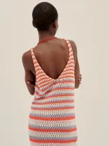 Vestido tejido a crochet con rayas horizontales en color naranja, lila y blanco.