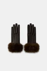 Guantes cortos de cuero sintético color marrón oscuro, con costuras decorativas en el dorso y puños con aplicación de pelo sintético a contraste.